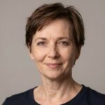 Портрет уверенного бизнесмена компании МеталлЭкс на нейтральном фоне в студийном освещении