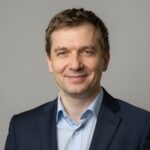 Портрет уверенного бизнесмена компании МеталлЭкс на нейтральном фоне в студийном освещении